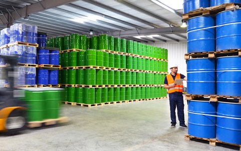 Mitarbeitender bei Risikobewertung Gefahrenevaluierung Gefahrstoffe